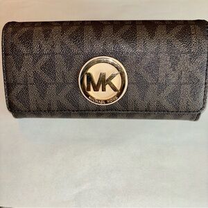 MICHAEL KORS MK Signature Fulton Flap Continental Wallet.